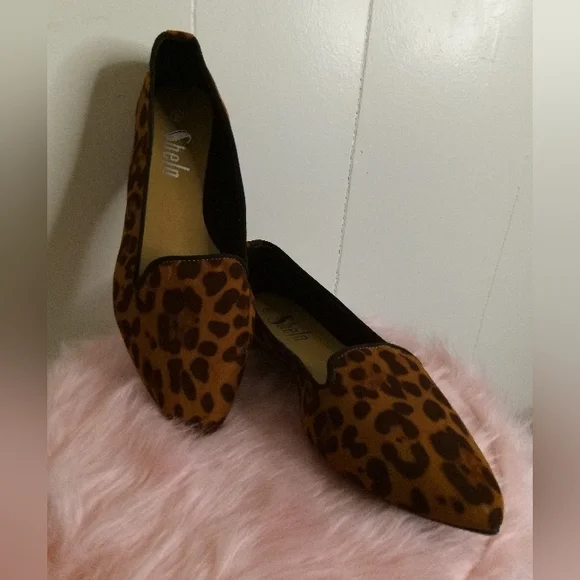 Shein brown 🤎 leopard pointy toed flats - Picture 2 of 4